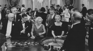una película en blanco y negro con gente jugando a la ruleta