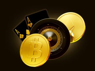 Un bitcoin junto a una ruleta y cartas de casino.