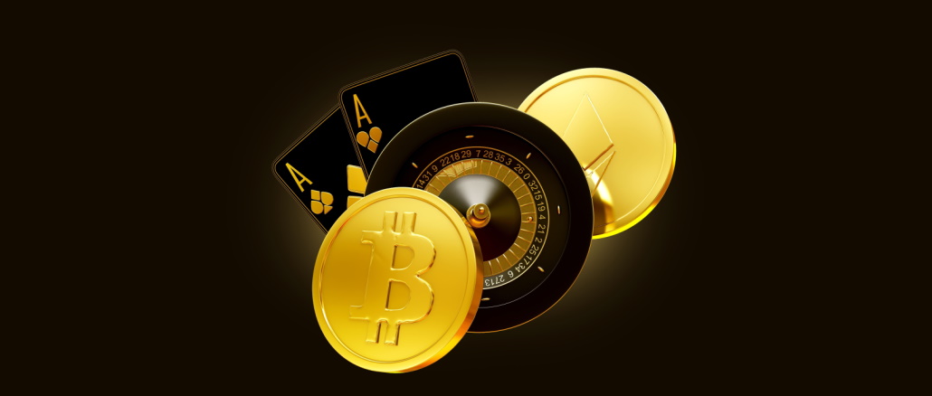 Un bitcoin junto a una ruleta y cartas de casino.